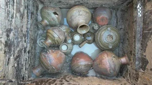 Arkeologlar, Han Hanedanı Hazineleriyle dolu oda ve pencerelere sahip 1.800 yıllık konut tarzı üç olağanüstü mezar keşfettiler