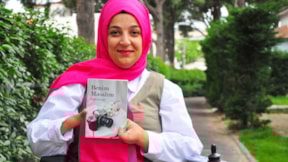 İki parmağıyla hikayesini yazdı