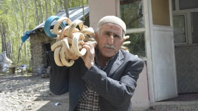 Hakkarili çiftçi, 20 yıldır yaşlı ve engelliler için ücretsiz baston yapıyor