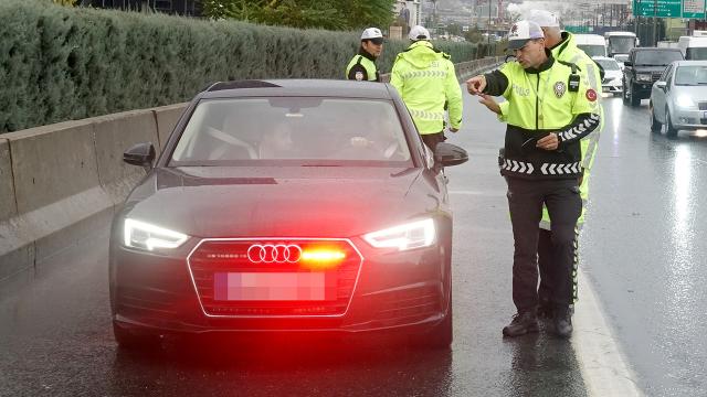 Mevzuatta izin verilmeyen araçlara çakar takan sürücüler hakkında işlem yapıldı