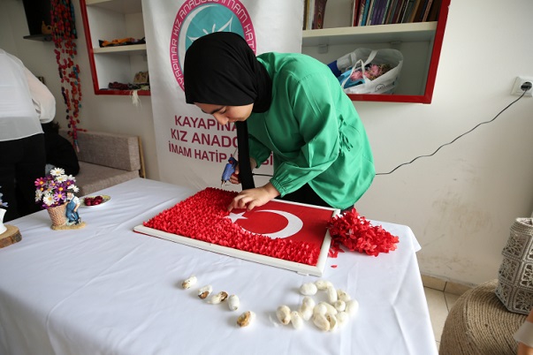 Atık koza ve deriden yapılan ürünlerin geliri 20 üniversiteli kıza burs olacak