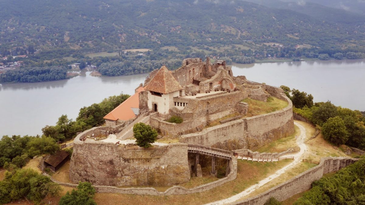 Macaristan’da bir Tenis Kortunun altında 14. yüzyıldan Kalma Kayıp Kilise Keşfedildi