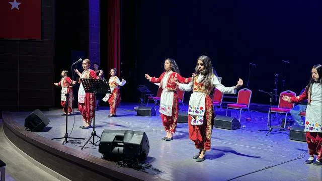 Tekirdağ’da Roman öğrencilerden oluşana koro konser verdi
