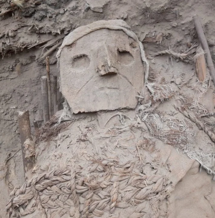 Peru’da Keşfedilen Sahte Kafalara Yerleştirilmiş 73 sağlam Wari mumya demeti ve Oyulmuş Maske