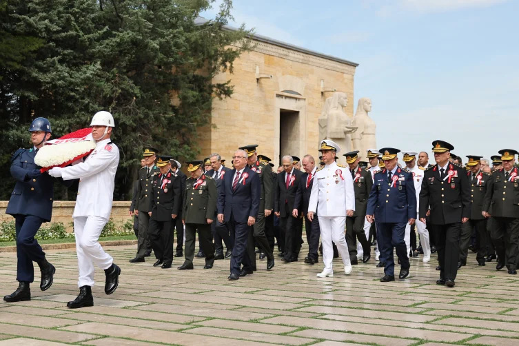Bakan Güler, OYAK’ın 64. genel kurulu dolayısıyla Anıtkabir’i ziyaret etti