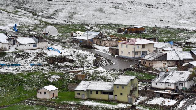 Sarıkamış köyleri karla kaplandı