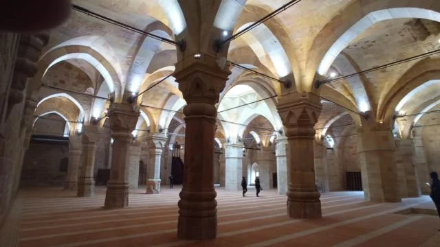 Restorasyonu tamamlanan 800 yıllık Divriği Ulu Camii’nin halıları serildi