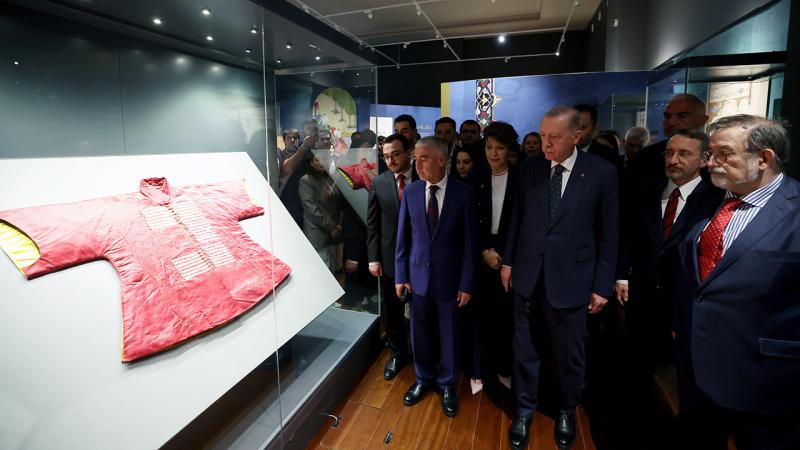 Cumhurbaşkanı Erdoğan, Fatih Sultan Mehmet Sergisi’ni gezdi