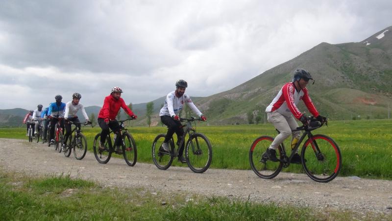 Bitlis’te doğaseverler bisiklet turu düzenledi