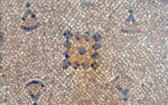Yavne’de 1600 Yıllık Geometrik Motifli Mozaik Bulundu