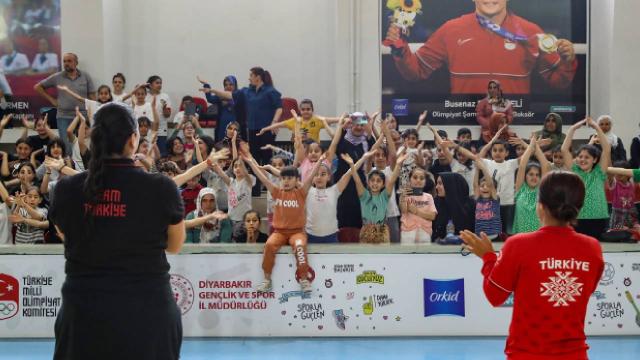 TMOK’tan Diyarbakır’da kız öğrencilere spor malzemesi desteği