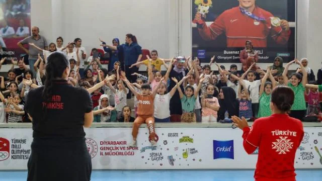 TMOK’tan Diyarbakır’da kız öğrencilere spor malzemesi desteği