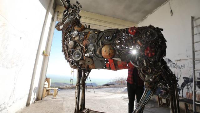 Yaklaşık 1 ton metal atıkla dev geyik heykeli yaptı