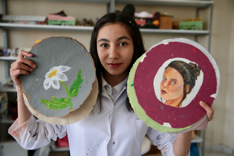 Bolu’da kağıt atıklar öğrencilerin ellerinde sanata dönüşüyor