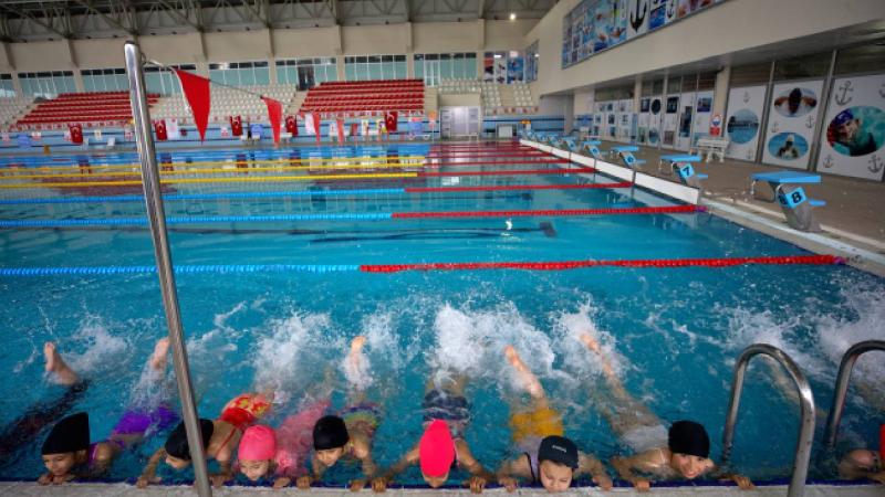 Osmaniye’de köy çocukları olimpik havuzda yüzme öğreniyor