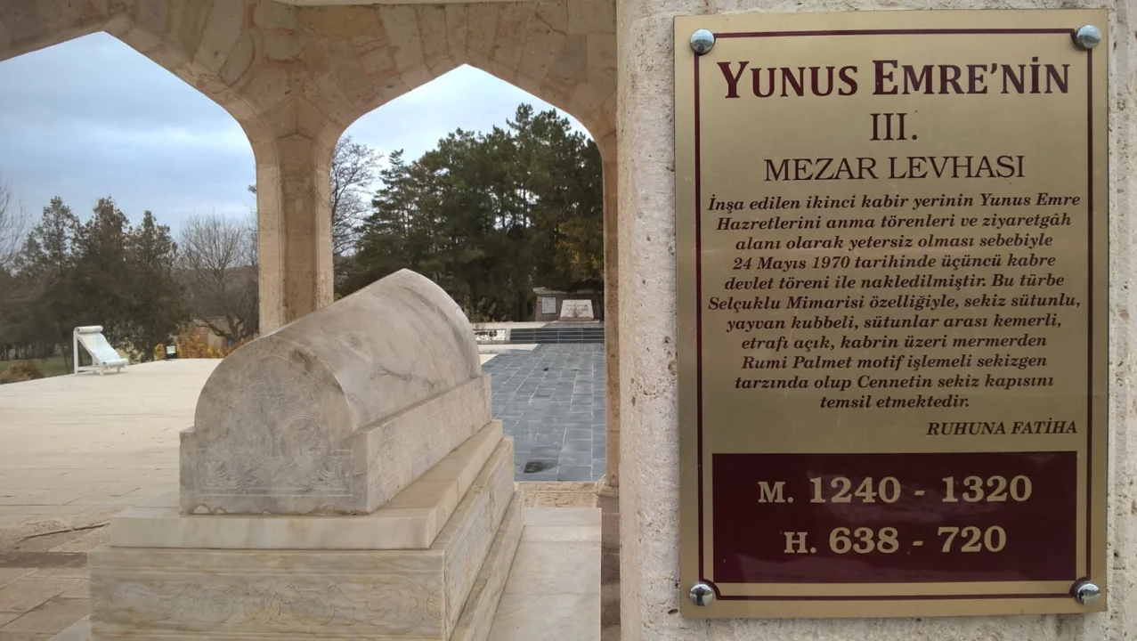 Yunus Emre’nin mezarı ve külliyesinde peyzaj çalışması yapıldı.