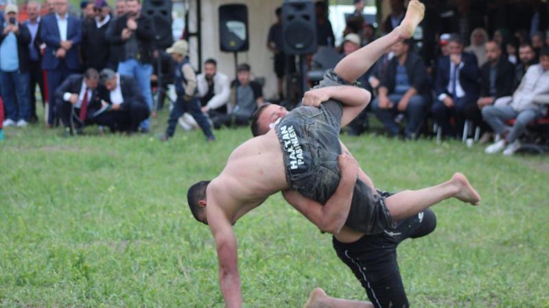 Kars’ın Sarıkamış ilçesinde Karakucak güreşleri nefesleri kesti