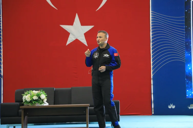 Astronot Gezeravcı Elazığ’da öğrencilerle buluştu
