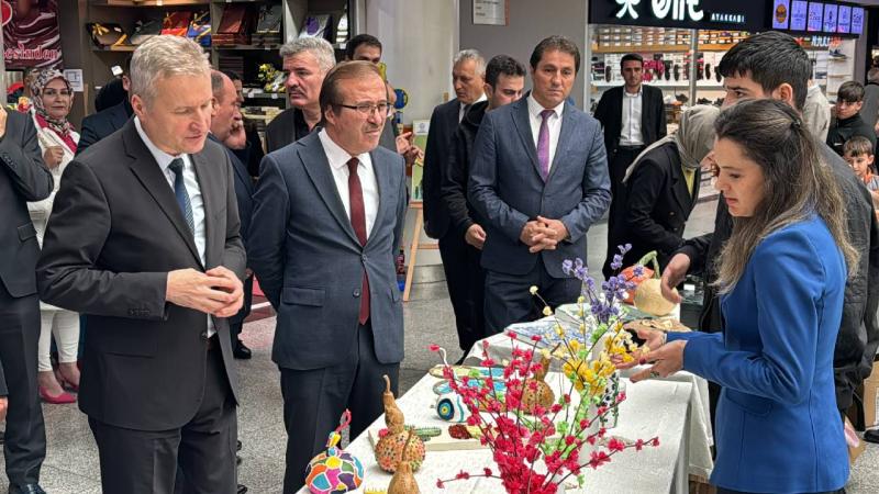 Karabük’te engelli öğrenciler resim ve el sanatları sergisi açtı