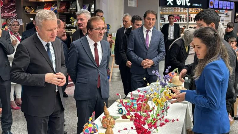 Karabük’te engelli öğrenciler resim ve el sanatları sergisi açtı