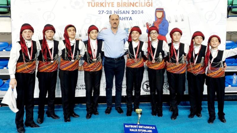 Bayburt Ortaokulu Halk Oyunları ekibi Türkiye üçüncüsü oldu