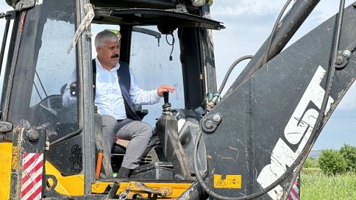 Başkan seçildiği belediyede işçi olarak çalışmaya devam ediyor