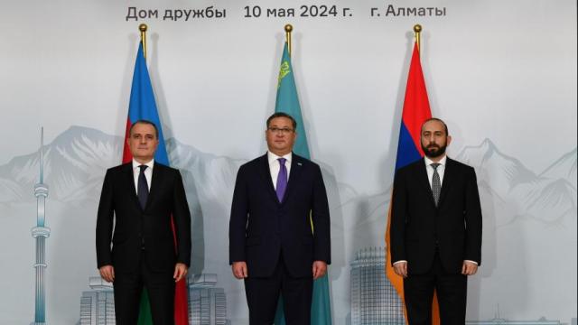Azerbaycan ve Ermenistan bakanları barış anlaşması için Kazakistan’da görüştü