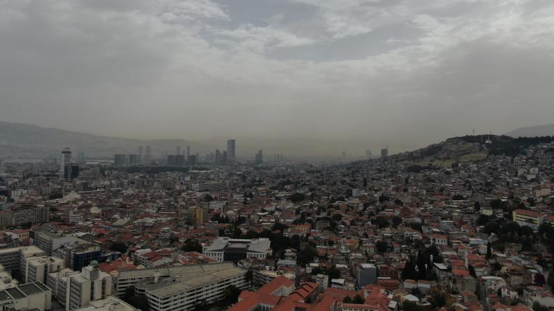 İzmir’de çöl tozu kabusu: Çöl tozu sis gibi kente çöktü