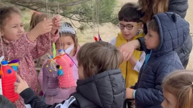 Çocuklar geri dönüşümlü malzemeler ile kuşlar için yemlik yaptı