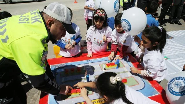Kastamonu’da Trafik Haftası dolayısıyla çocuklara trafik eğitimi verildi