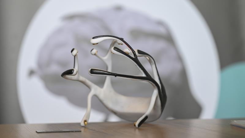 Lise öğrencisi, yerli EEG başlığı üretmek için kurduğu şirkette ilk prototipi hazırladı