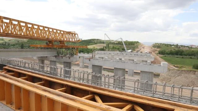 Deprem bölgesinde 210 kilometre uzunluğundaki bağlantı ve imar yolunun yapım çalışmaları sürüyor