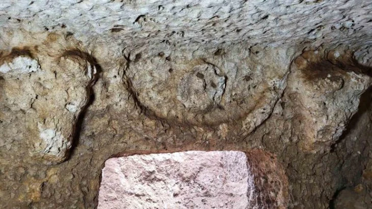 Türkiye’nin Tharsa Antik Kenti’nde iki boğa başı tarafından korunan 2000 yıllık mezar bulundu