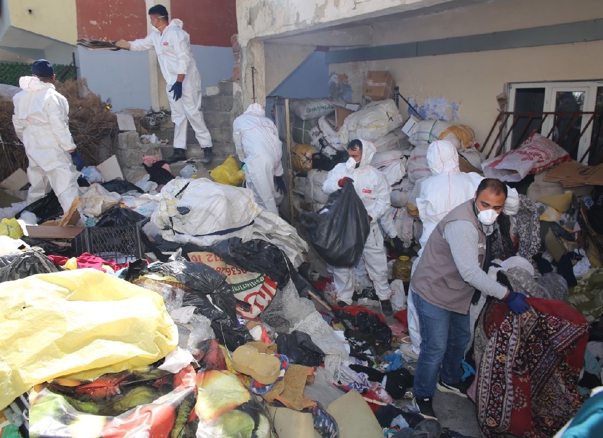 Kötü koku üzerine gidilen evden 20 ton çöp çıktı