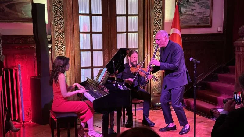 Atina’daki konserde Türkçe ve Yunanca şarkılar dinleyiciyle buluştu