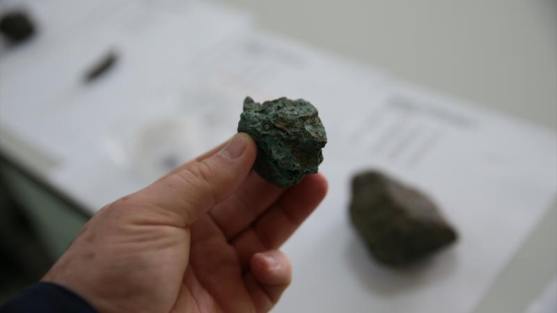 Gök taşı meraklıları üniversiteyi adeta taş yağmuruna tuttu