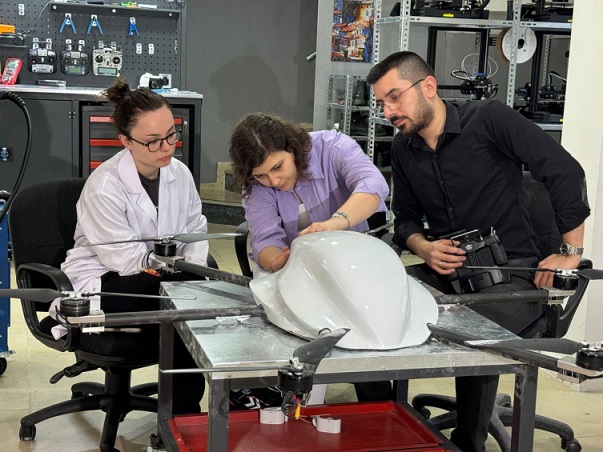 Genç mühendisler, devlet desteğiyle kurdukları merkezde dron üretiyor