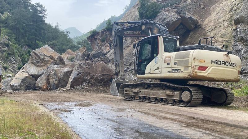 Osmaniye’de dev kayalar yolu ulaşıma kapattı