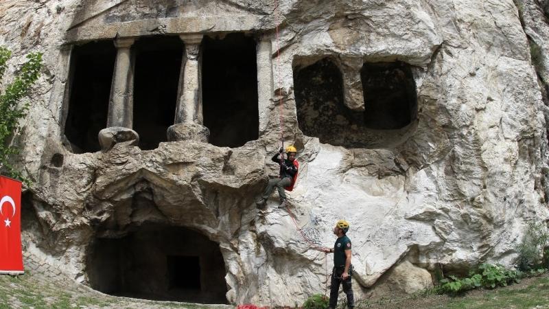 Çorum’da dağcılar 100 metre yükseklikteki tarihi İskilip Kalesi’nden iniş yaptı