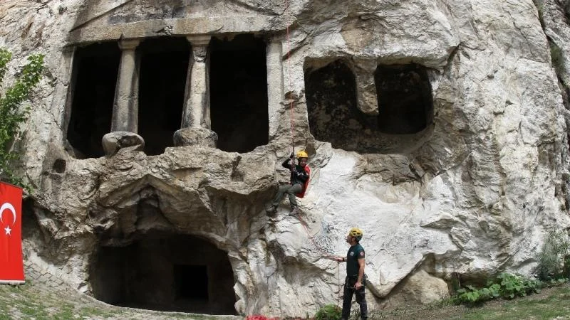 Çorum’da dağcılar 100 metre yükseklikteki tarihi İskilip Kalesi’nden iniş yaptı