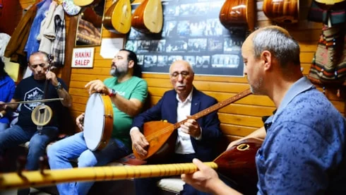 Bursa’daki Aşıklar Kahvesi’nde 69 yıldır sadece saz çalınıp türkü söyleniyor