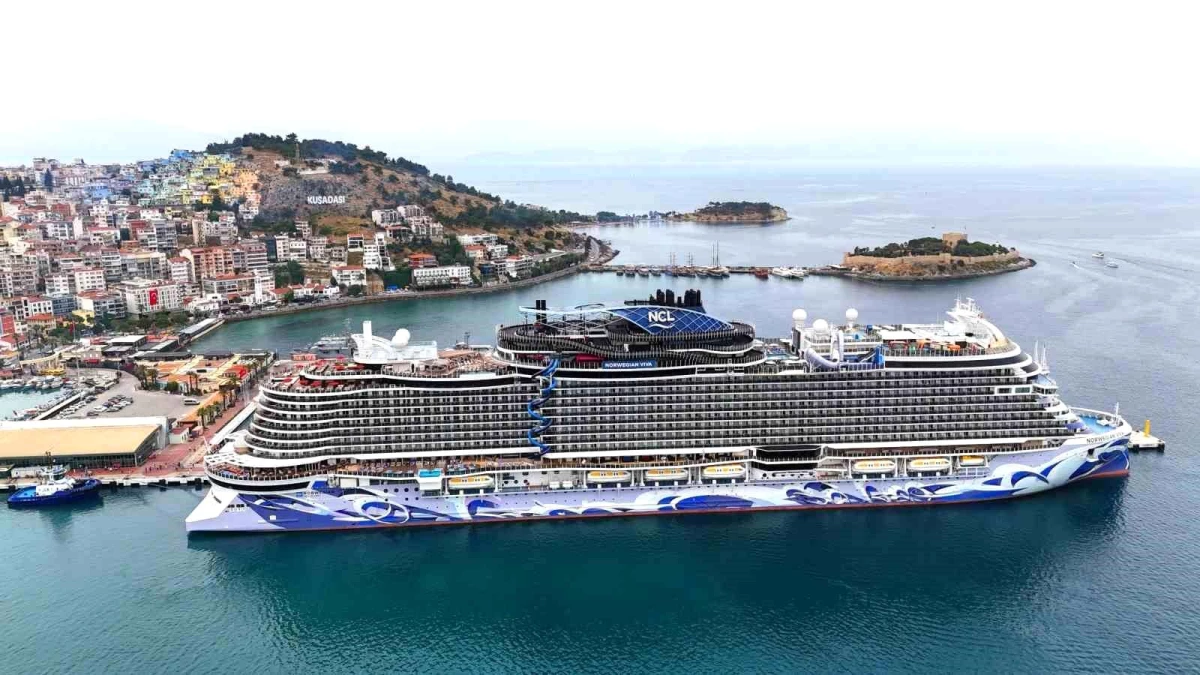 Kuşadası’na Bahama bayraklı ‘Norwegian Viva’ kruvaziyerle binlerce turist geldi