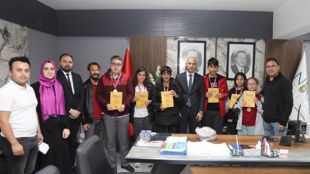 Niğde’de atık pil toplayan öğrencilere ödül verildi