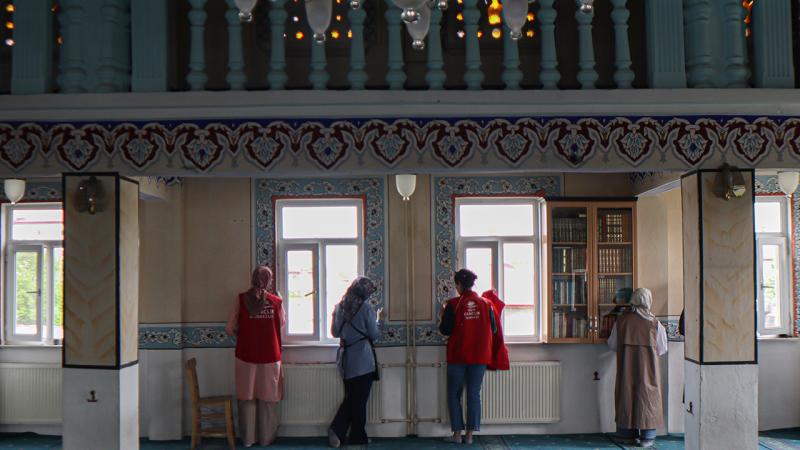 Gönüllü gençler camilerin zarar gören süslemelerini onarıyor