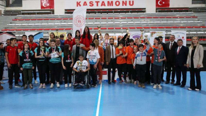Kastamonu’da özel öğrencilerin yarıştığı floor curling turnuvası sona erdi