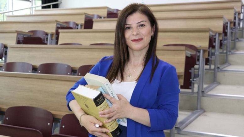 Hayalini kurduğu üniversiteden 43 yaşında birincilikle mezun oldu