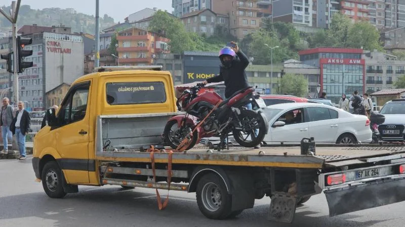 Yüksek ses çıkaran egzoz nedeniyle menedilen motosikletiyle çekici kasasında gitti