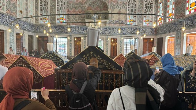 Tarih meraklıları, İstanbul’daki padişah türbelerini uzmanlar eşliğinde gezdi