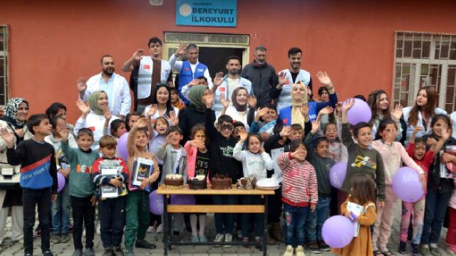 Muş’ta gönüllü gençler köy okulundaki öğrencilere tablet hediye etti