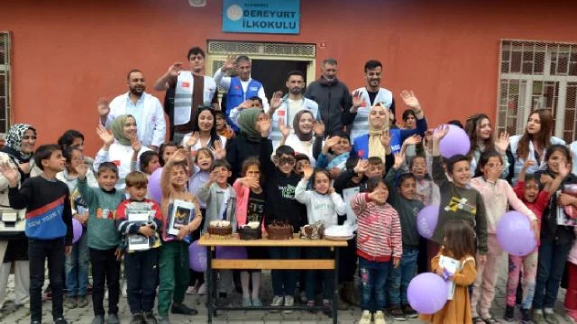 Muş’ta gönüllü gençler köy okulundaki öğrencilere tablet hediye etti
